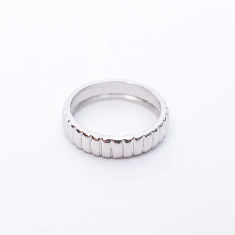 Vintage Gold Rings-Silver Oval Ridged Band