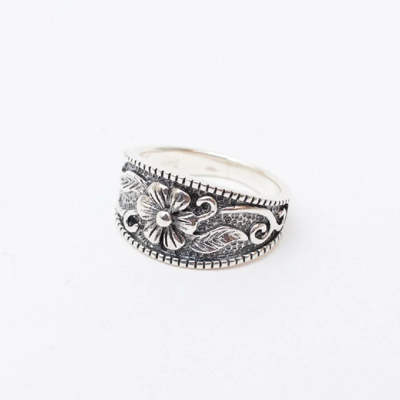 Stylish Solitaire Rings-Oxidized Silver Flower & Leaf Ring